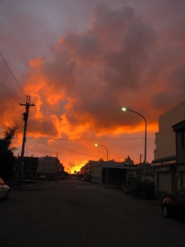 火燒雲嗎? 夕陽將天空都染紅ㄌ - 第3張圖 火燒雲嗎? 夕陽將天空都染紅ㄌ