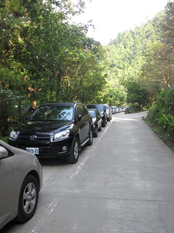 營位旁馬路停車.JPG