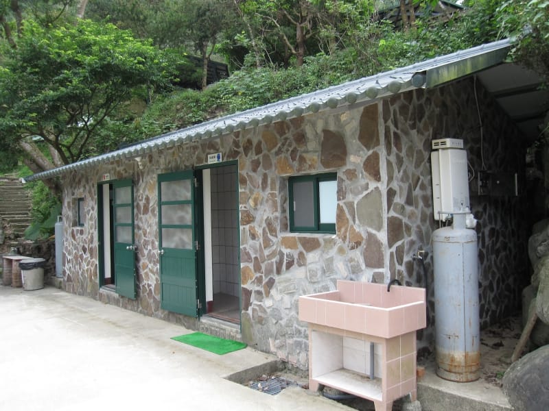 溪邊廁所.淋浴間.JPG
