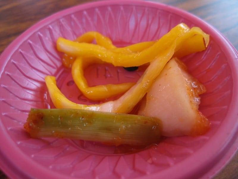 試吃泡菜.JPG 試吃泡菜.JPG