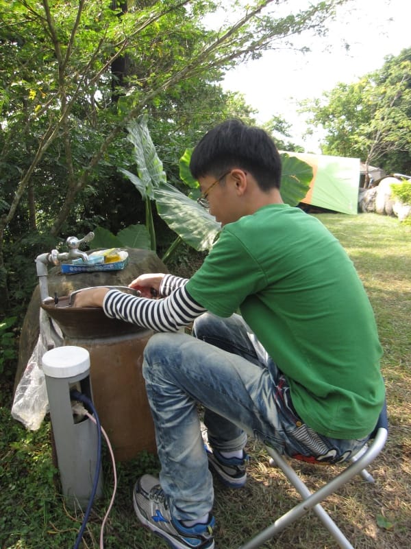 坐著洗東西.JPG