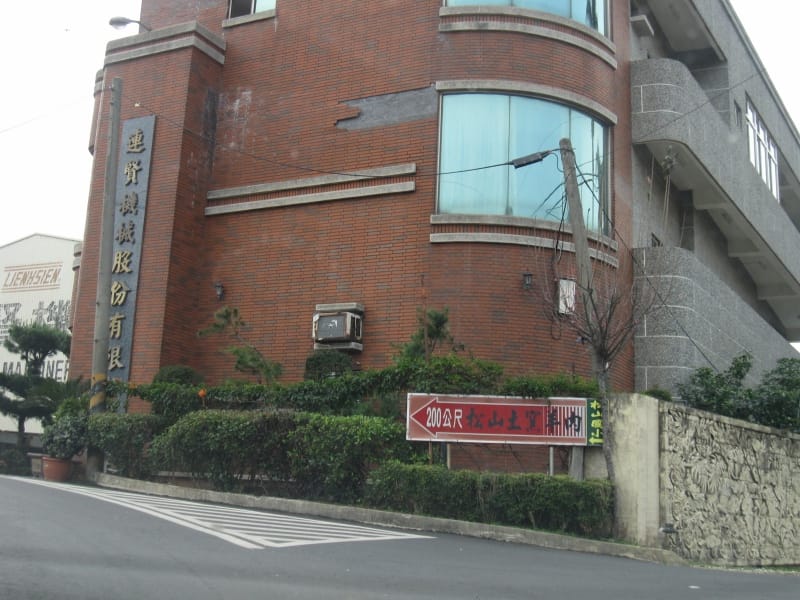 右手邊是松田崗露營區大門.JPG