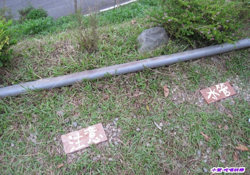 磚塊下埋有水管.jpg