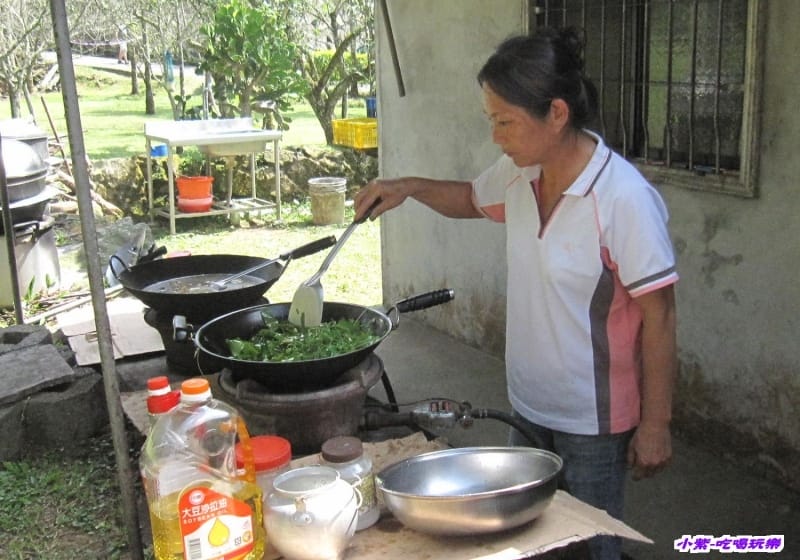 老闆娘料理中.jpg