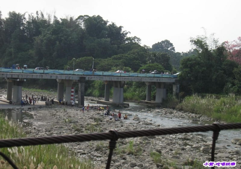 溪邊戲水.jpg