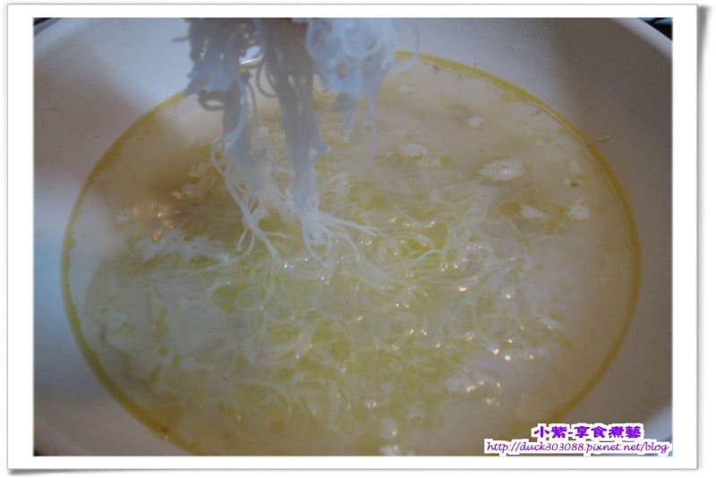 下泡過水瀝乾的米粉.jpg