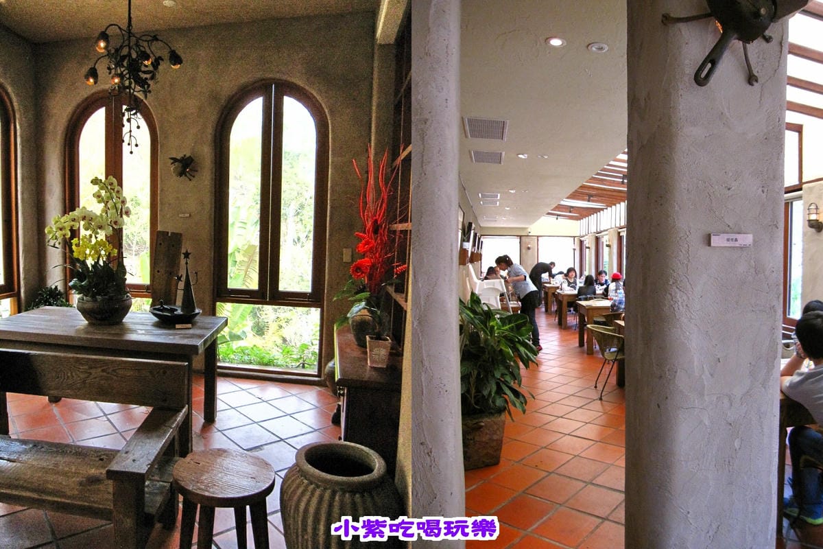 古堡用餐環境.jpg