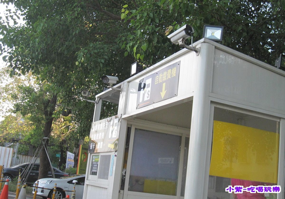 園區內停車場.jpg