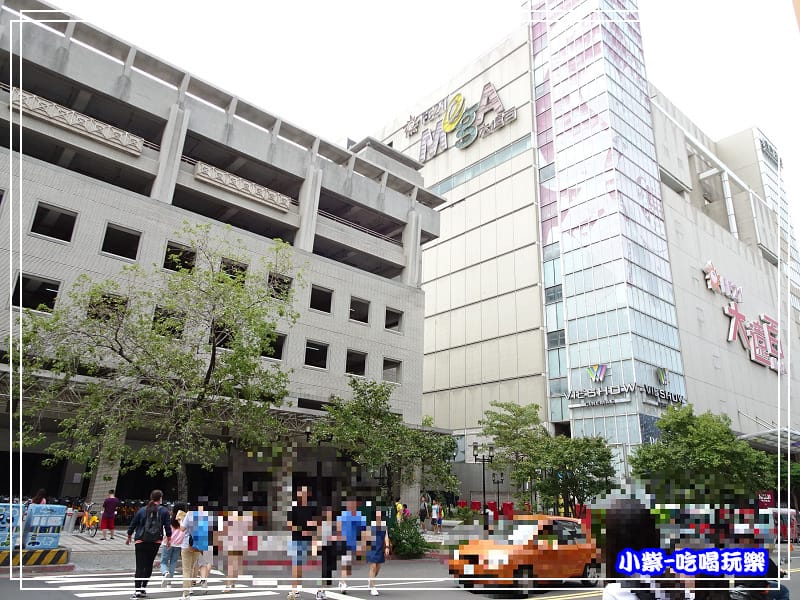 停車場旁是大遠百0.jpg