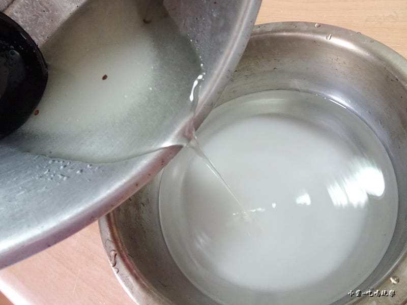 醃第2次的梅汁倒入砂糖內.jpg 醃第2次的梅汁倒入砂糖內.jpg