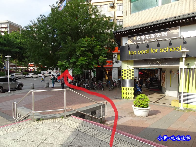 東區地下街14號出口.jpg 東區地下街14號出口.jpg