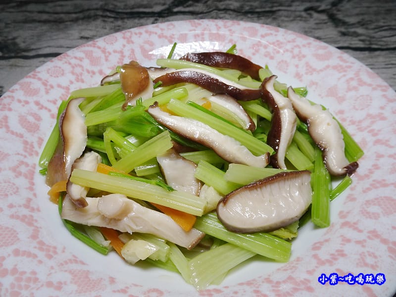 芹菜炒香菇-小紫 (1).jpg 芹菜炒香菇-小紫 (1).jpg