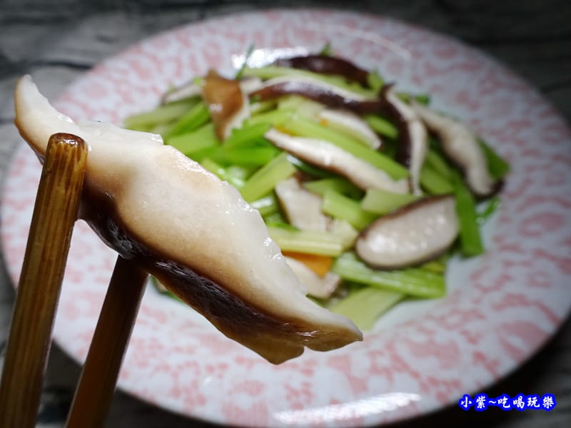 芹菜炒香菇-小紫 (2).jpg 芹菜炒香菇-小紫 (2).jpg