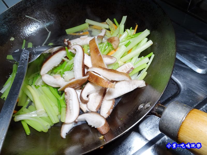 芹菜炒香菇-小紫 (4).jpg 芹菜炒香菇-小紫 (4).jpg