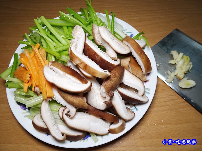 芹菜炒香菇-小紫 (3).jpg 芹菜炒香菇-小紫 (3).jpg