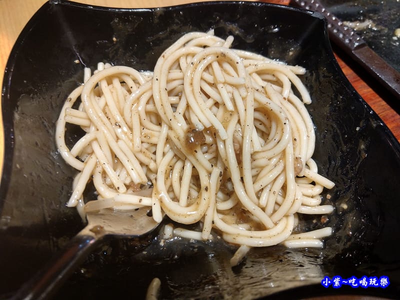 硬又冷的鐵板麵。第一次沒吃完.jpg 硬又冷的鐵板麵。第一次沒吃完.jpg