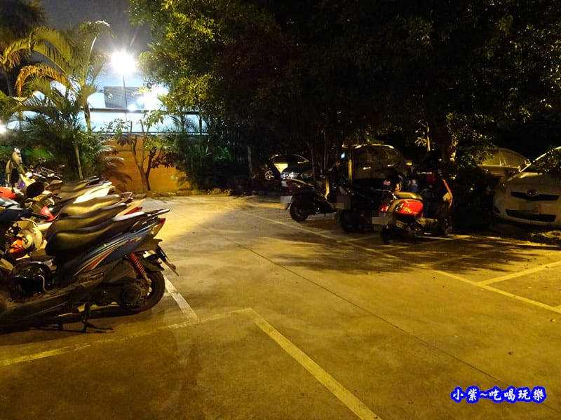 機車停車區-狩夜精緻單人雙味火鍋.jpg