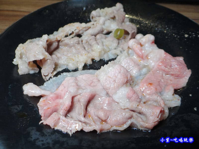 小肥牛5分與9分熟-肉多多火鍋竹北店.jpg