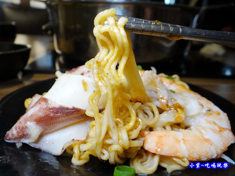 麻辣海鮮王子麵-肉多多火鍋竹北店 (1).jpg