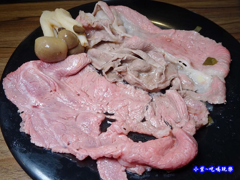 霜降牛.雙人分享餐-肉多多火鍋竹北店 (2).jpg