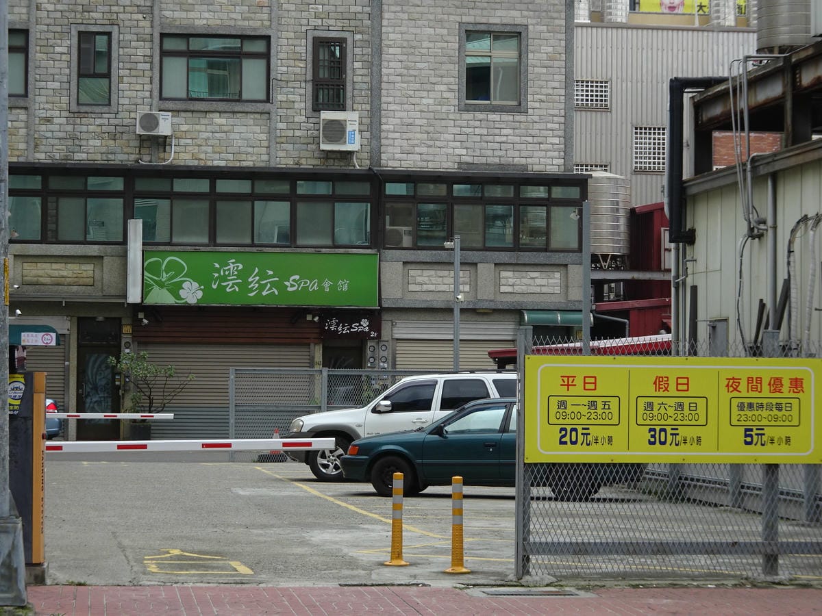 肉多多火鍋竹北店對面停車場.JPG