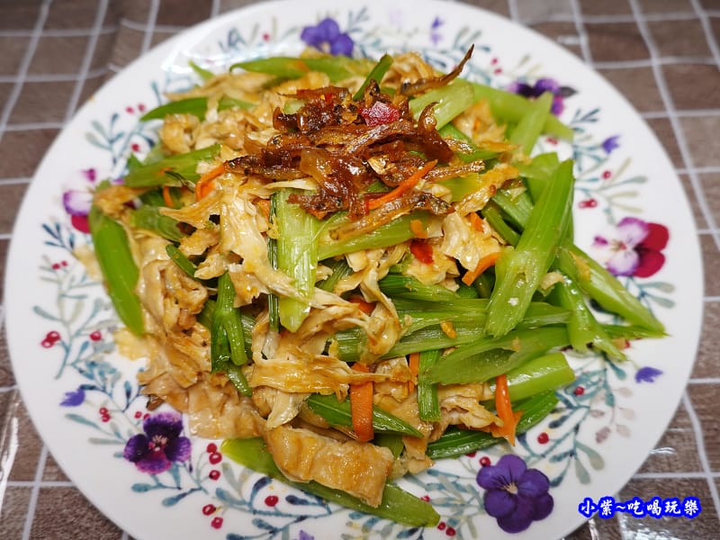 珍饌小魚干炒芹菜管 (1).jpg