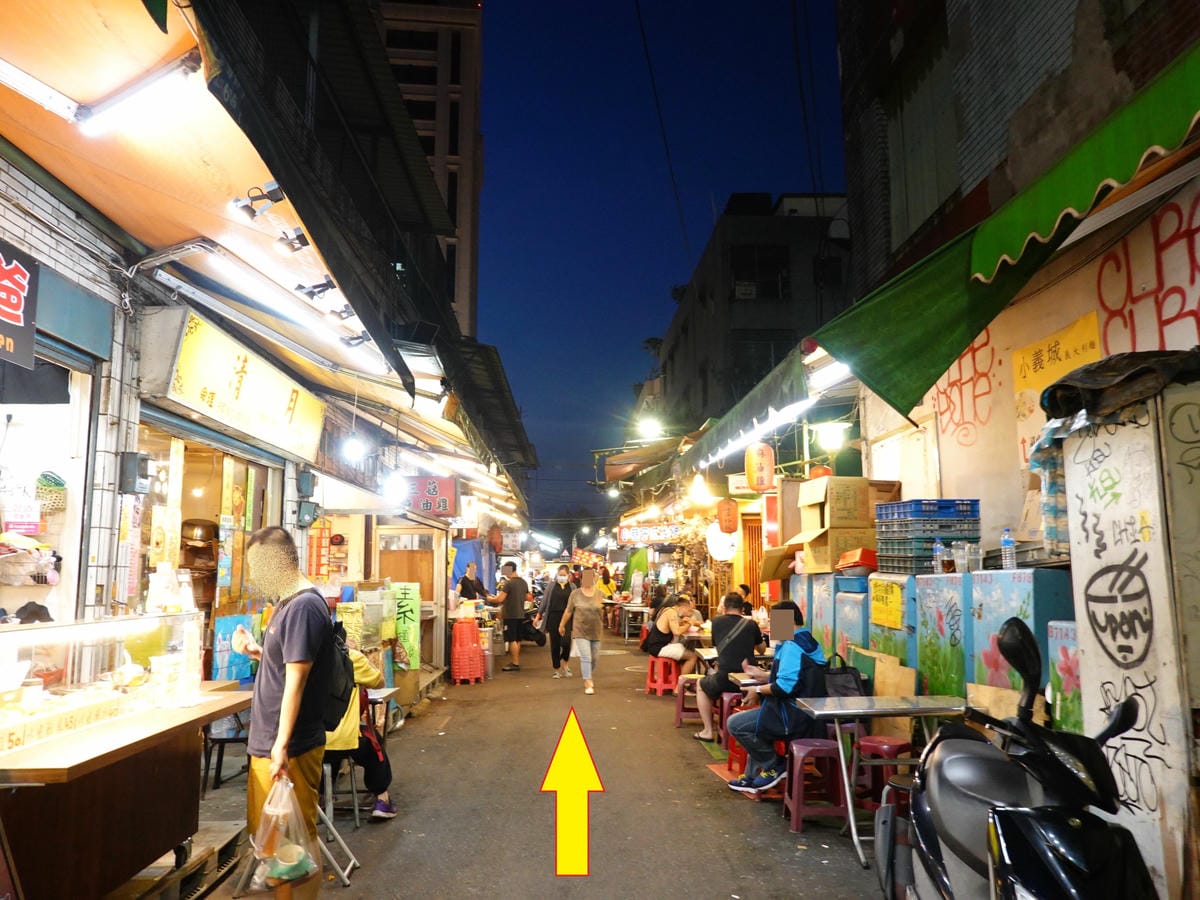 捷運松山站1號出口往饒河街夜市 (1).JPG