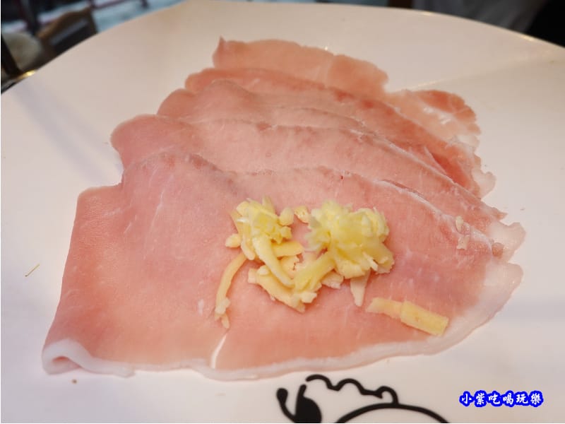 頂級去骨里肌捲起司-金大鋤壽喜燒府中店(吃到飽) (2).jpg 頂級去骨里肌捲起司-金大鋤壽喜燒府中店(吃到飽) (2).jpg