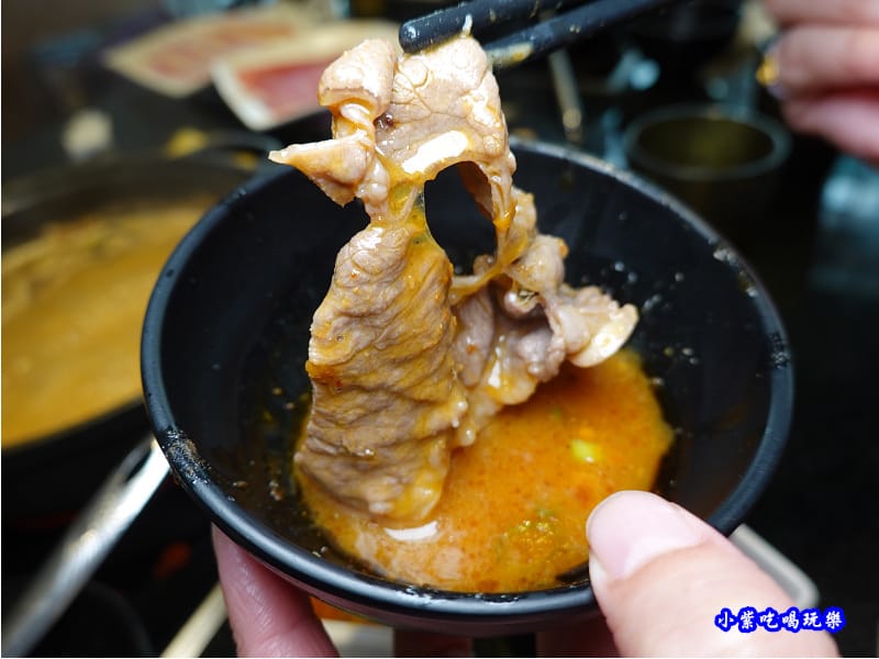 沾蛋液-金大鋤壽喜燒府中店(吃到飽).jpg 沾蛋液-金大鋤壽喜燒府中店(吃到飽).jpg