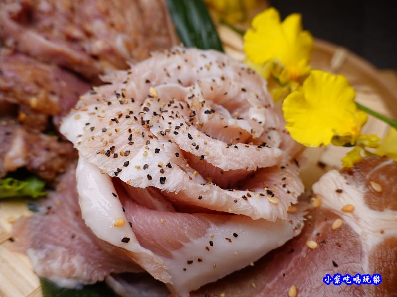 極黑豬頸肉-火之舞和牛燒烤吃到飽桃園店 (1).jpg