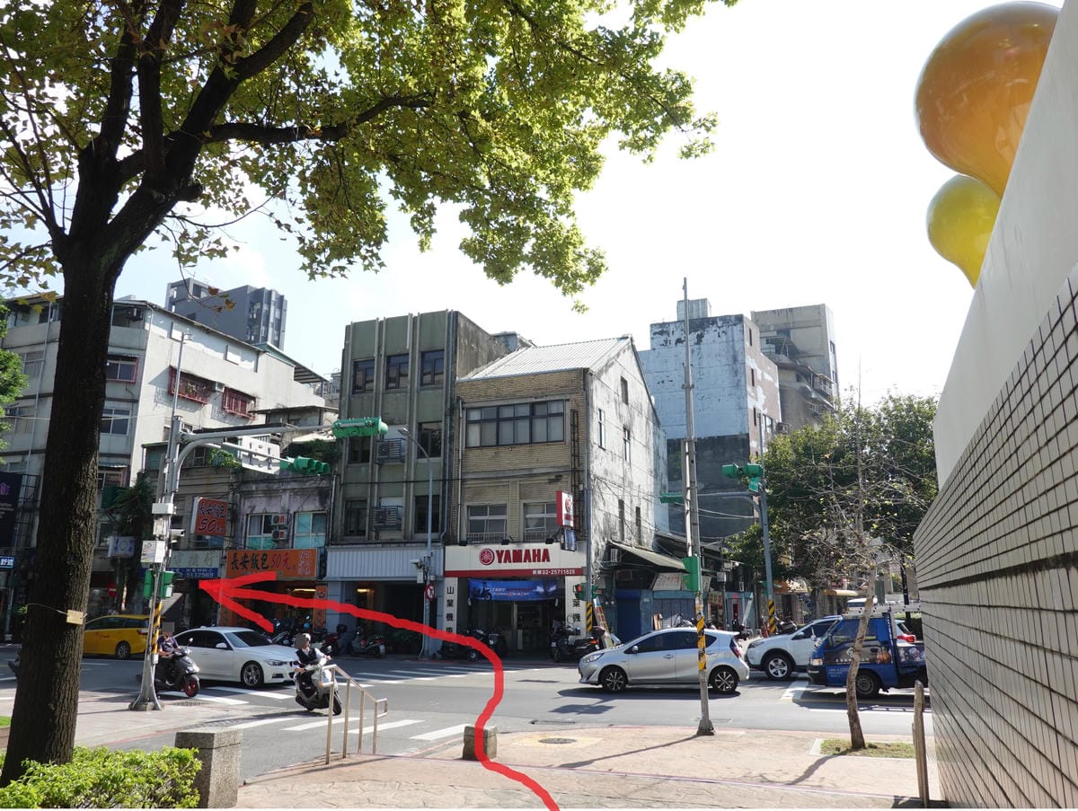 中山地下街R4出口外過馬路.JPG 中山地下街R4出口外過馬路.JPG