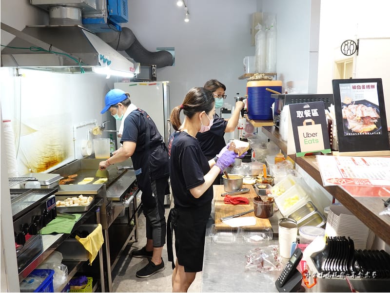 半開放式廚房-早點初發中和店.jpg 半開放式廚房-早點初發中和店.jpg