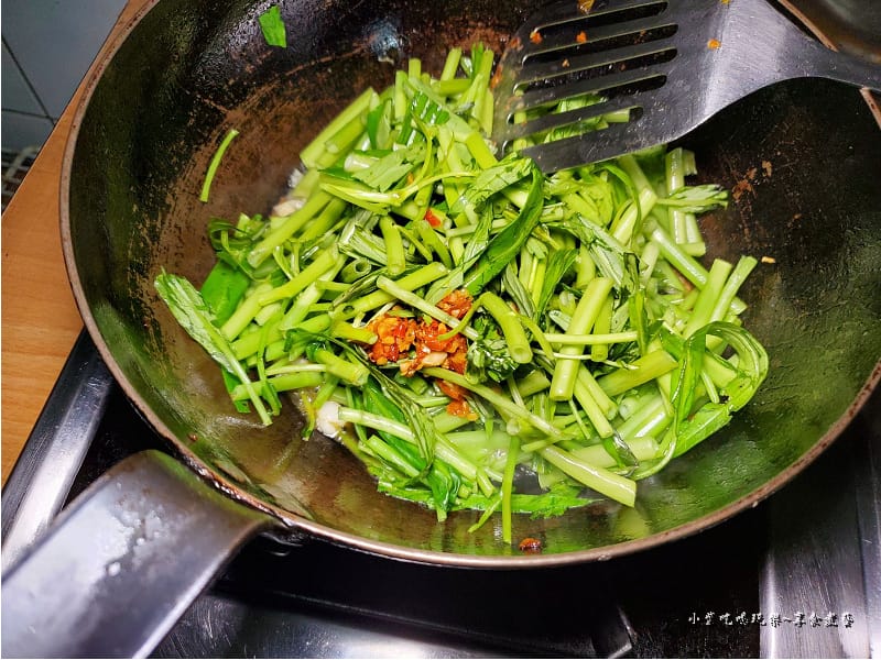 小紫食譜-沙茶豬肉炒空心菜 (2).jpg