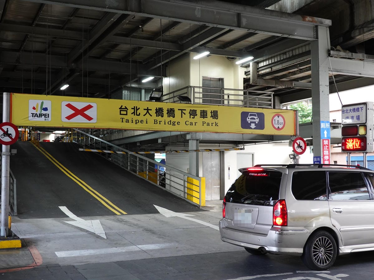 大橋頭橋下停車場.JPG 大橋頭橋下停車場.JPG