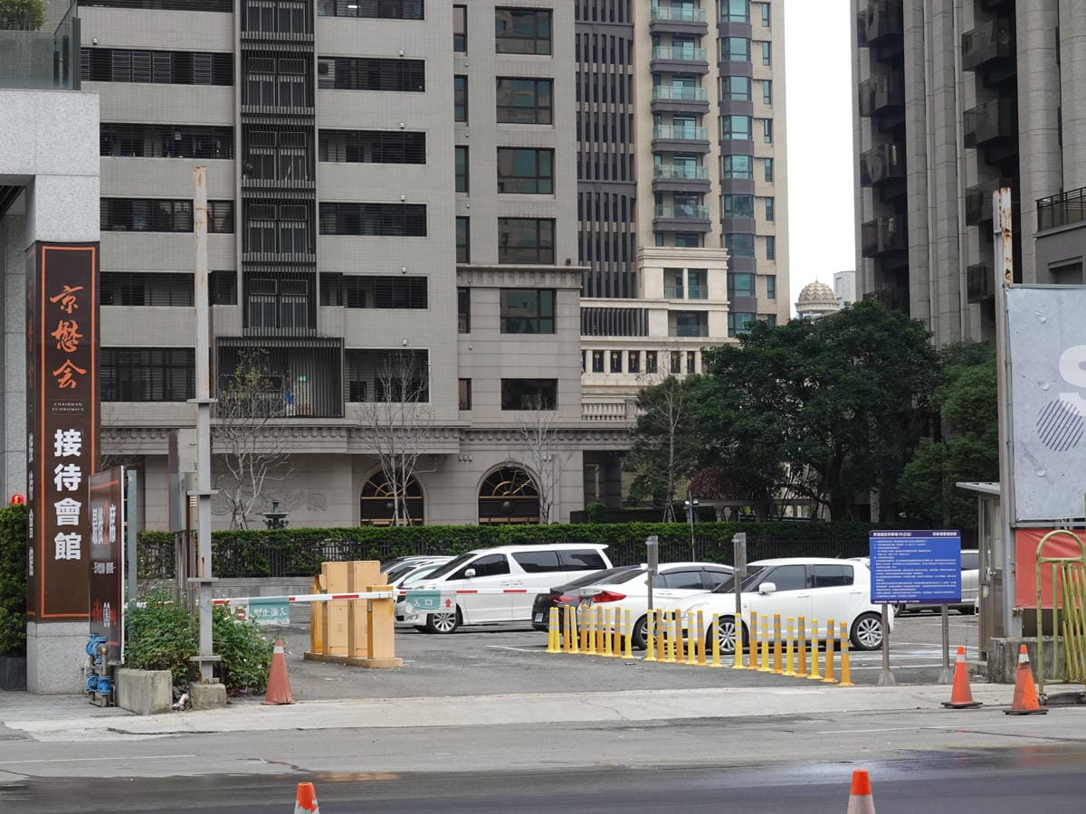 昇傑建設付費停車場 (1).JPG 昇傑建設付費停車場 (1).JPG