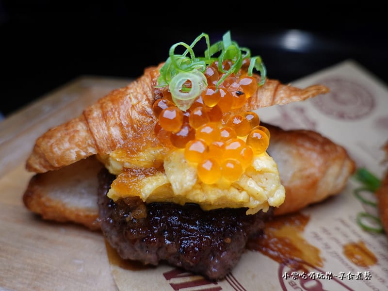 牛肉鮭魚卵可頌-山上走走日式無菜單燒肉 (1).jpg