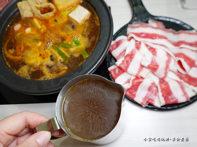 麻辣炙燒牛肉鍋高湯-狂一鍋中壢中山東店.jpg 麻辣炙燒牛肉鍋高湯-狂一鍋中壢中山東店.jpg