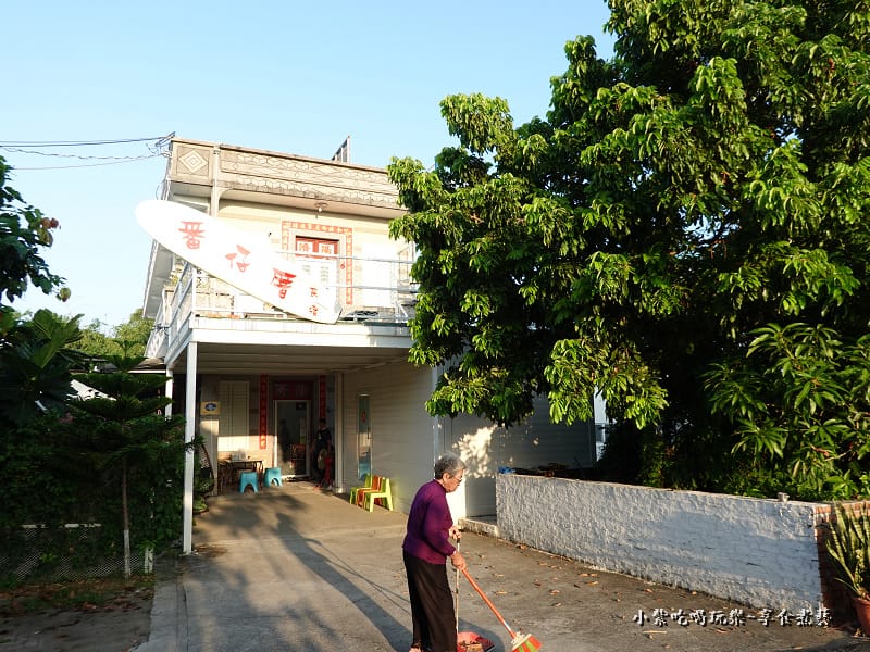 阿嬤早起掃地-番仔厝民宿.jpg 阿嬤早起掃地-番仔厝民宿.jpg