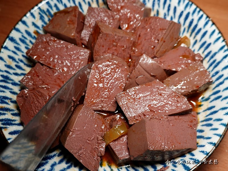 煮之前切塊-逸小鍋麻辣鴨血料理包.jpg