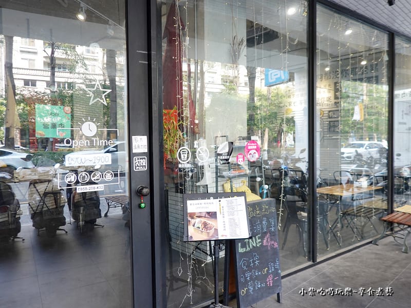 門口-厭世夯肉博館店 (2).jpg 門口-厭世夯肉博館店 (2).jpg