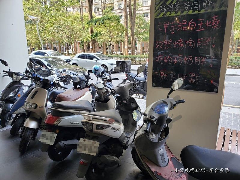 門口可停機車-厭世夯肉博館店.jpg 門口可停機車-厭世夯肉博館店.jpg