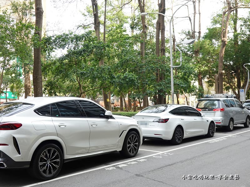 店門口停車格-厭世夯肉博館店.jpg 店門口停車格-厭世夯肉博館店.jpg