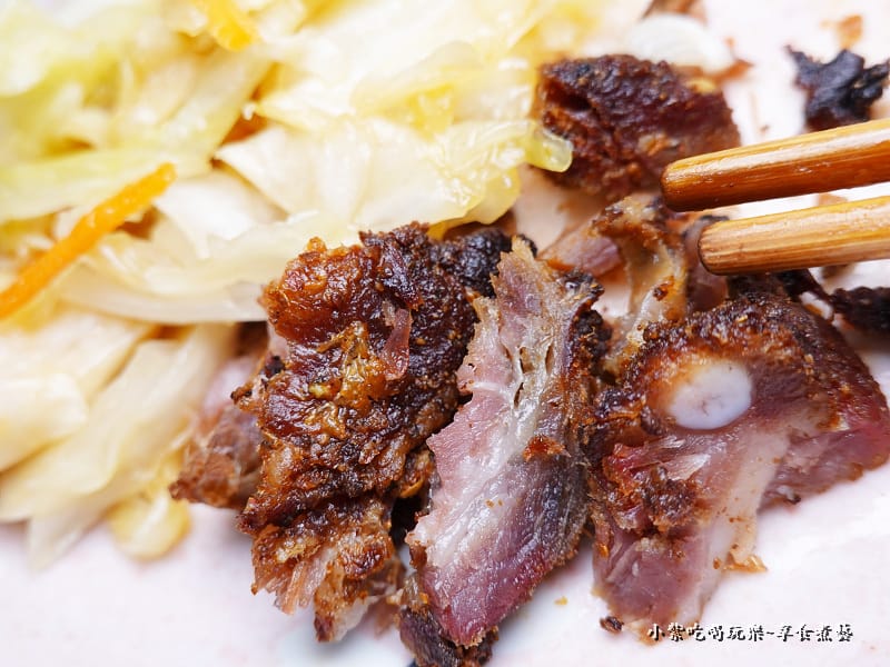 瘦肉邊條復熱配泡菜 -品臻黃金脆皮燒肉永春店.jpg 瘦肉邊條復熱配泡菜 -品臻黃金脆皮燒肉永春店.jpg