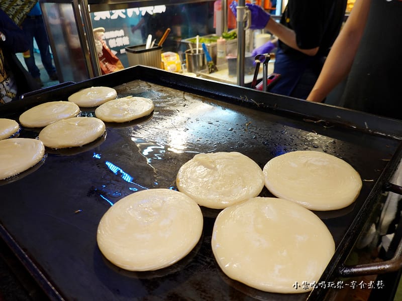 餅皮先烙再烤-多多肉肉夾饃饒河店 (1).jpg