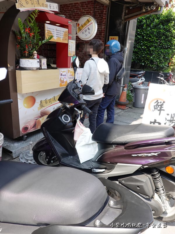 門口可停機車-晨吉司漢肉排蛋吐司八德旗艦店.jpg 門口可停機車-晨吉司漢肉排蛋吐司八德旗艦店.jpg