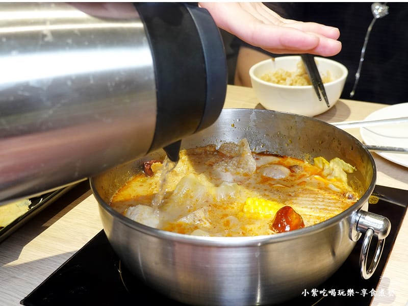 麻奶鍋加昆布湯-汆鍋上選鍋物中壢sogo店.jpg 麻奶鍋加昆布湯-汆鍋上選鍋物中壢sogo店.jpg