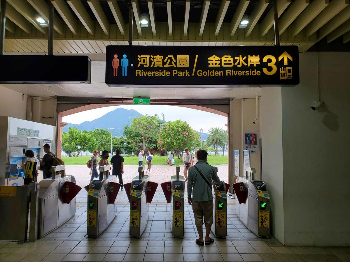 淡水捷運3號出口往金色水岸 (2).jpg
