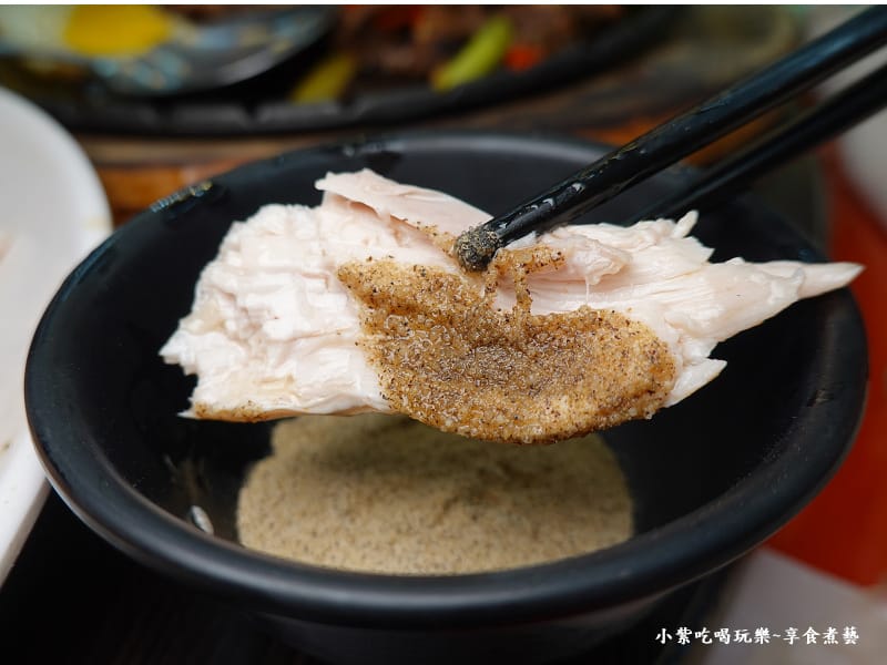 沾椒鹽粉-五結百匯窯烤雞餐廳.jpg 沾椒鹽粉-五結百匯窯烤雞餐廳.jpg
