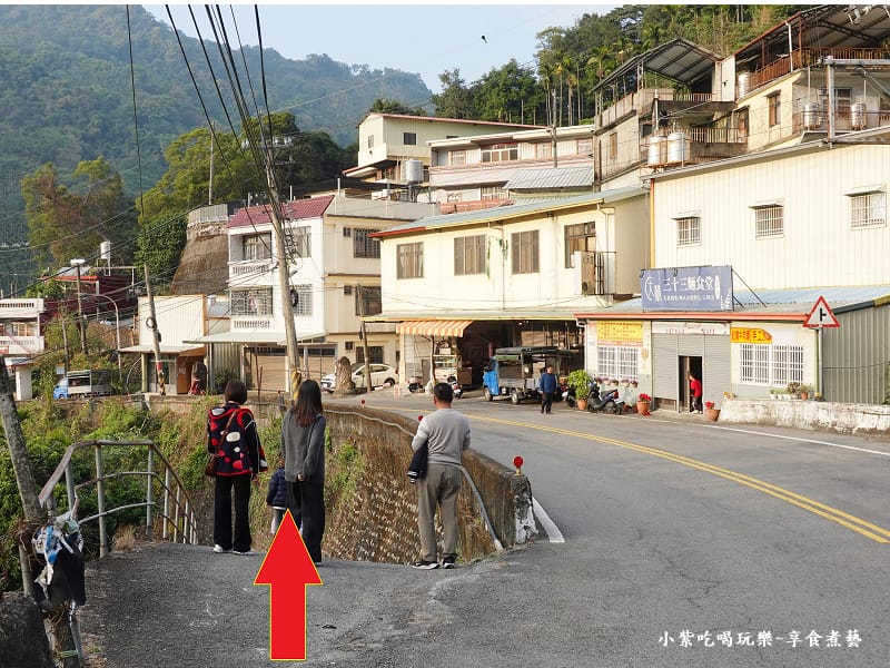 三十三麵食堂前方下坡-新社梅花隧道.jpg 三十三麵食堂前方下坡-新社梅花隧道.jpg
