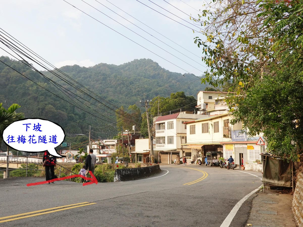 三十三前方馬路下坡往梅花隧道.JPG 三十三前方馬路下坡往梅花隧道.JPG
